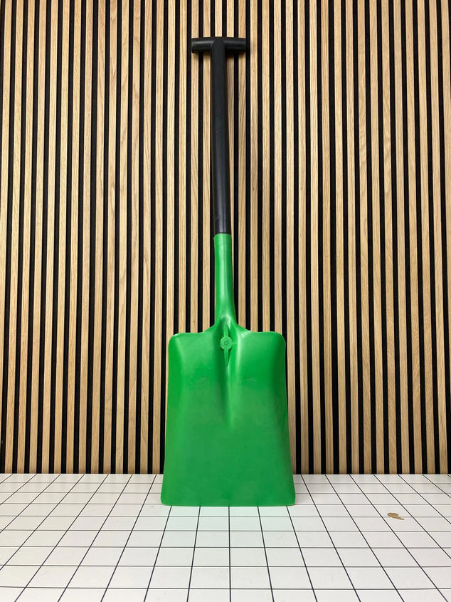 Schep met steel voor chemicalien, 93 cm lang