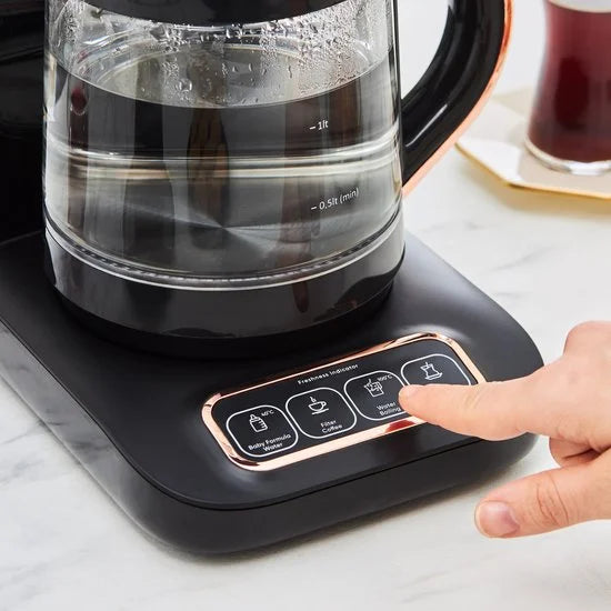 Karaca Çaysever Robotea Pro - 4 in 1 Sprekend Automatisch Theezetapparaat met Glas, Waterverwarmer en Filter Koffiezetapparaat 2500W - Zwart Koper